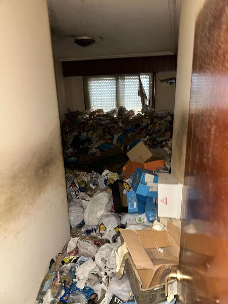 A Coruña barrio de los rosales Inmueble con síndrome de diogenes 900 kg de basura dentro de la vivienda