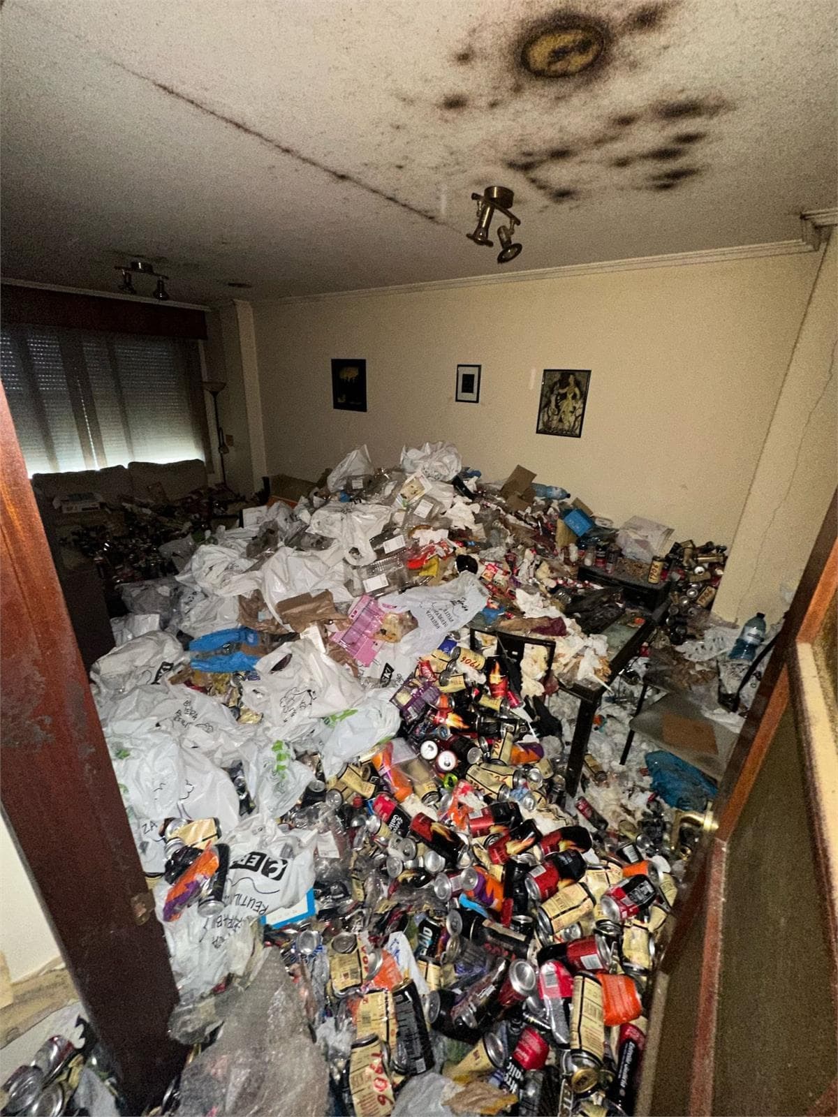 A Coruña barrio de los rosales Inmueble con síndrome de diogenes 900 kg de basura dentro de la vivienda - Imagen 1