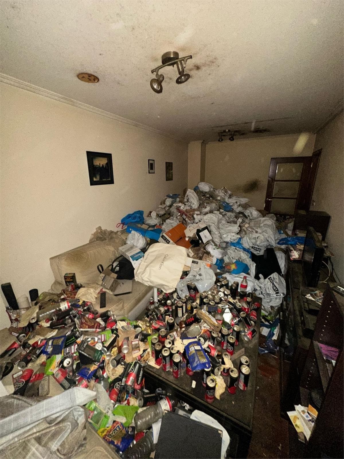 A Coruña barrio de los rosales Inmueble con síndrome de diogenes 900 kg de basura dentro de la vivienda - Imagen 4