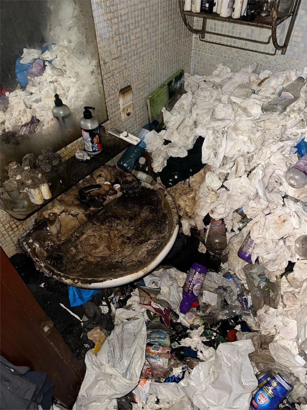 A Coruña barrio de los rosales Inmueble con síndrome de diogenes 900 kg de basura dentro de la vivienda - Imagen 5