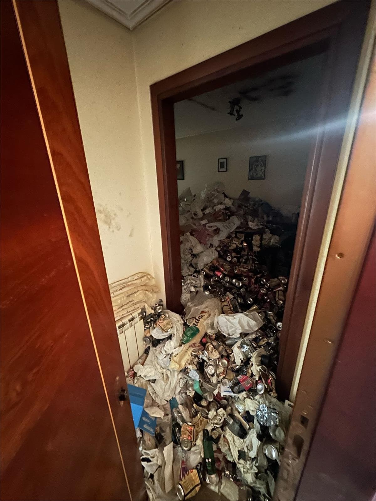 A Coruña barrio de los rosales Inmueble con síndrome de diogenes 900 kg de basura dentro de la vivienda - Imagen 6