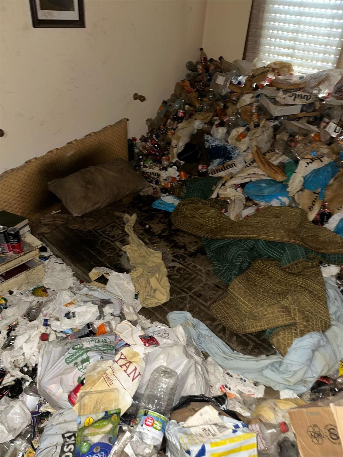 A Coruña barrio de los rosales Inmueble con síndrome de diogenes 900 kg de basura dentro de la vivienda - Imagen 7