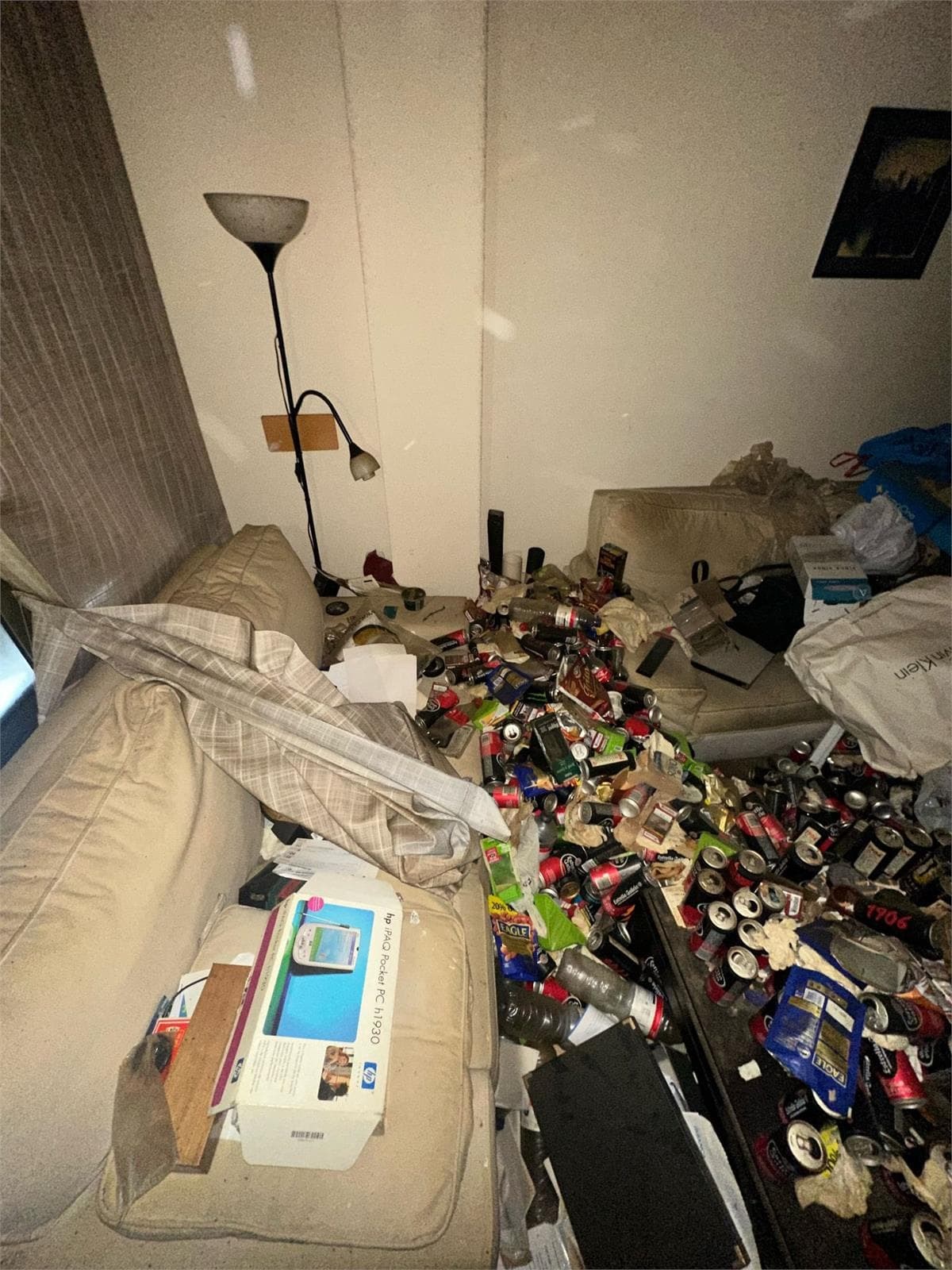 A Coruña barrio de los rosales Inmueble con síndrome de diogenes 900 kg de basura dentro de la vivienda - Imagen 8