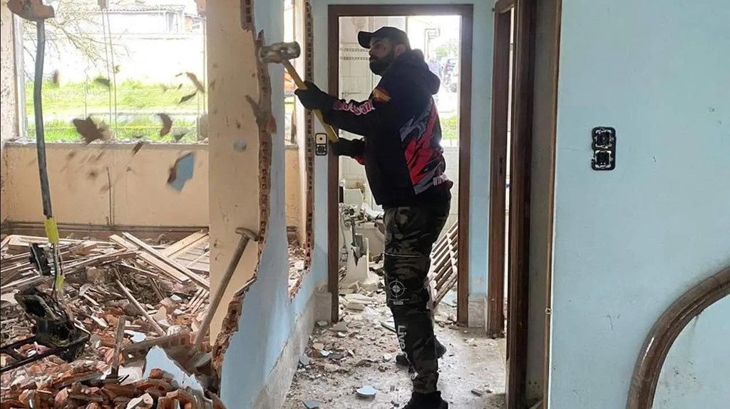 "Aprovechamos que los okupas no estaban en la casa y lo destrozamos todo"