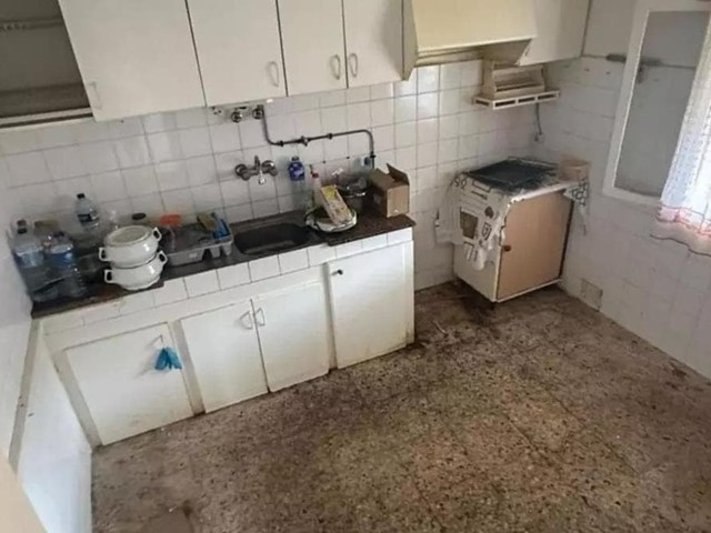 Desalojan un edificio entero en Teis porque ningún inquilino pagaba el alquiler