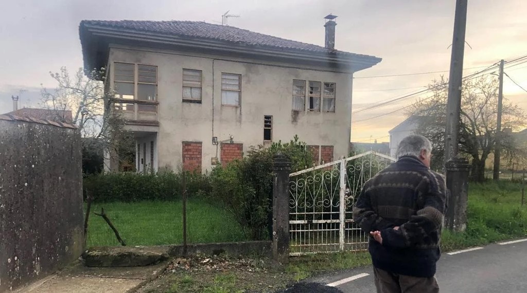 Destroza su casa en Melide para hacerla inhabitable y evitar que la okupen