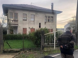 Destroza su casa en Melide para hacerla inhabitable y evitar que la okupen